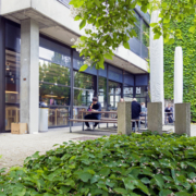 Cafeteria Geiwi Außenbereich mit Sitzgelegenheiten