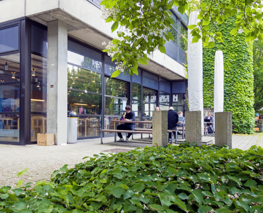 Cafeteria Geiwi Außenbereich mit Sitzgelegenheiten