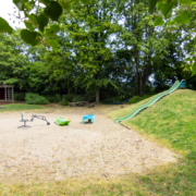 Sandkasten mit Rutsche der Kita Hohenheim