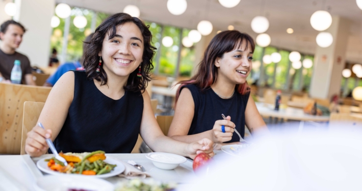 Studierende in der Mensa
