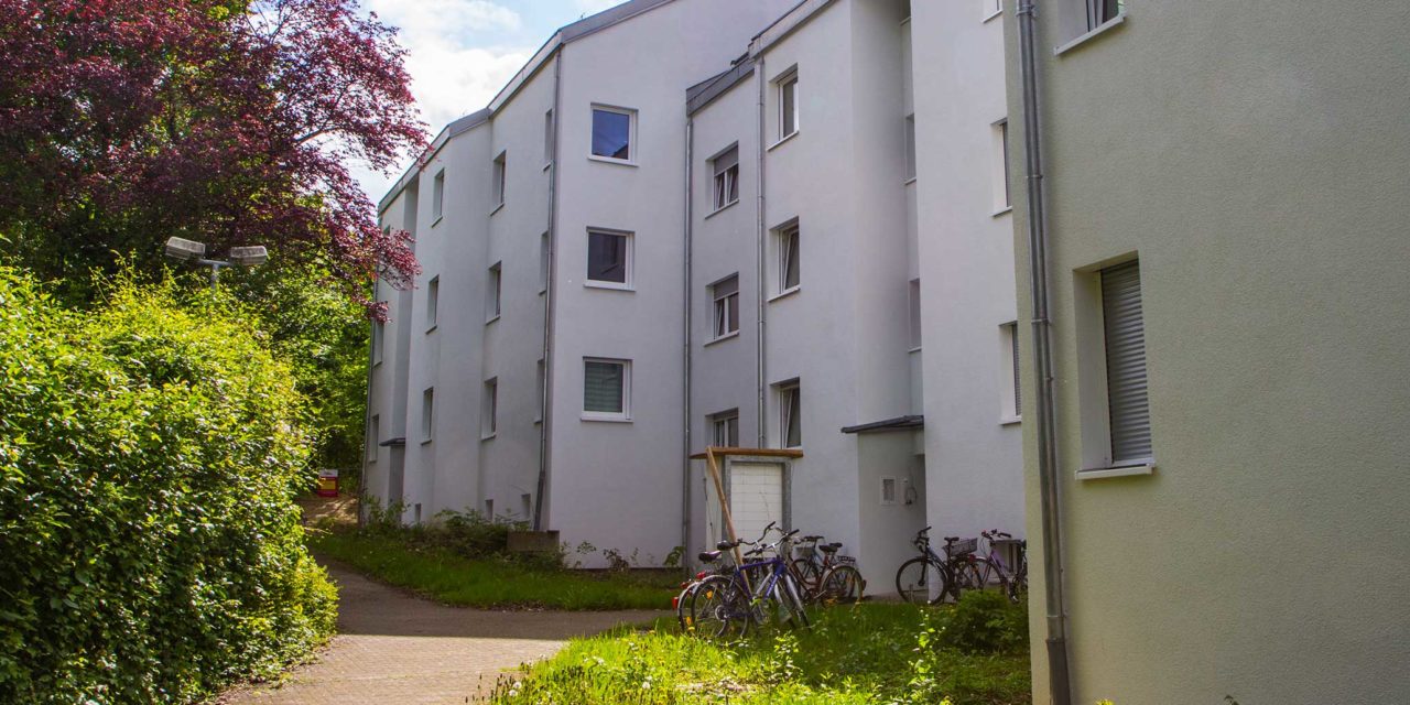 Wohnheim Sudeten­straße 125-129 - Außenansicht (hinter dem Haus)