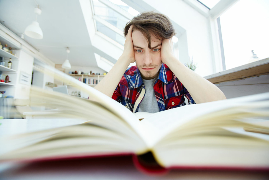 verzweifelter Student beim Lernen