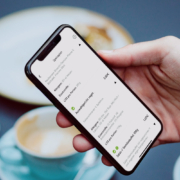 Smartphone mit Speiseplan und CO2 Label