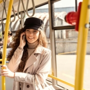 junge Frau in öffentlichem Verkehrsmittel